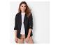 Vrouw in een zwart driekwart blazer.