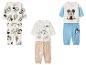 Trois ensembles de vêtements pour bébé : Mickey Mouse, Minnie Mouse, Donald Duck, Daisy Duck et Winnie l'Ourson.