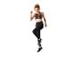 Femme en brassière de sport et legging en position de course.