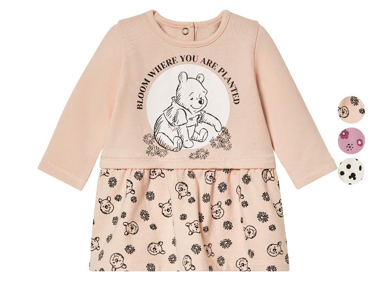 Une robe de bébé rose à manches longues avec Winnie l'ourson.