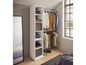 Une armoire blanche avec des étagères et une tringle à vêtements, remplie de vêtements.