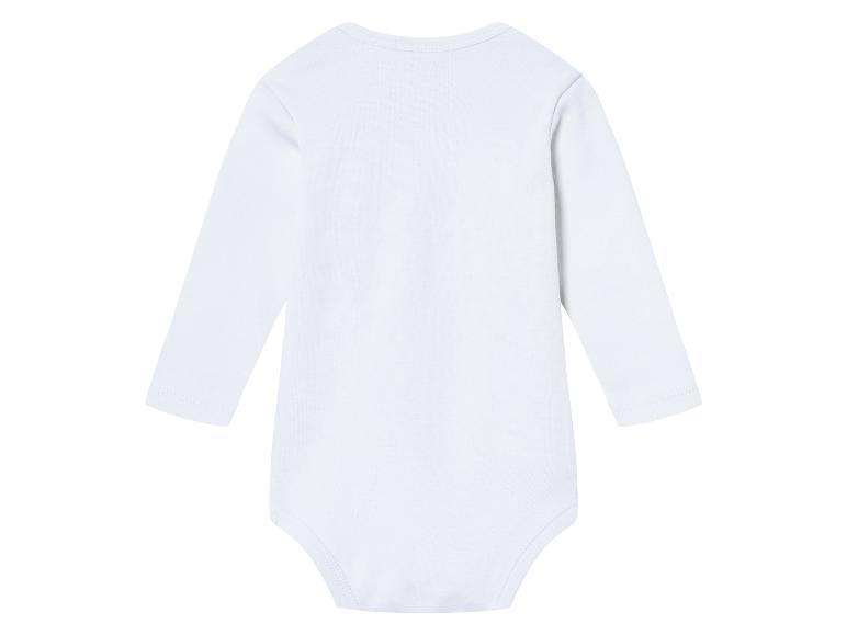 Un body blanc à manches longues pour bébé.