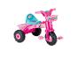 Een roze Barbie driewieler met een mandje en brede banden.