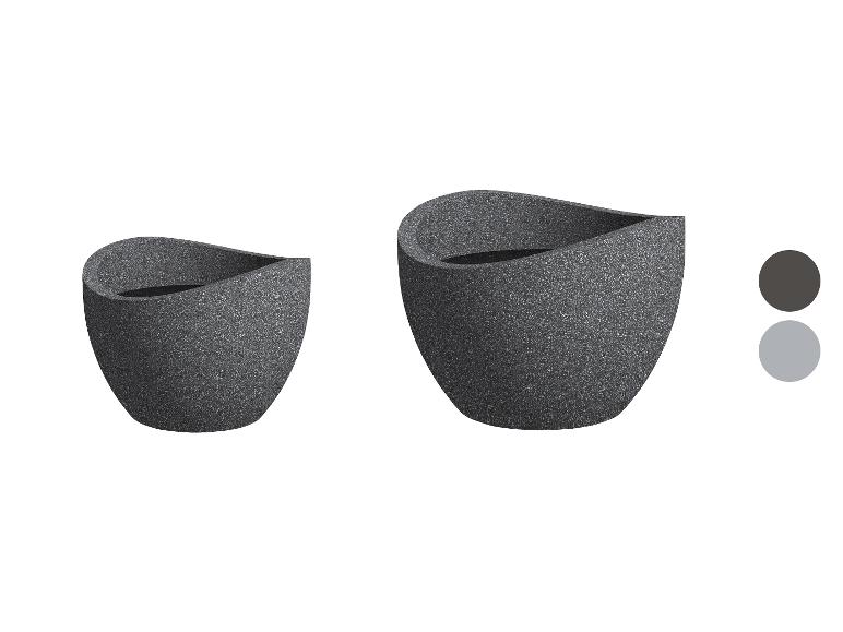 Deux pots de fleurs gris foncé, style moderne et épuré.