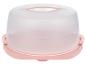 Roze plastic taartdrager met transparante koepel en handvat.