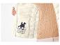 Een witte U.S. Grand Polo Equipment & Apparel jas met een logo van een paard.
