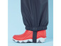 Pantalon de pluie bleu marine avec des bottes de pluie rouges.