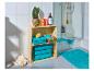 Houten plank met handdoeken en badkamerartikelen.