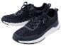 Twee marineblauwe sportsneakers met witte zolen.