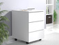 Une commode blanche avec trois tiroirs sur roulettes.