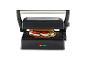 Zwarte SilverCrest tosti-ijzer met een caprese sandwich met tomaat, mozzarella en rucola.
