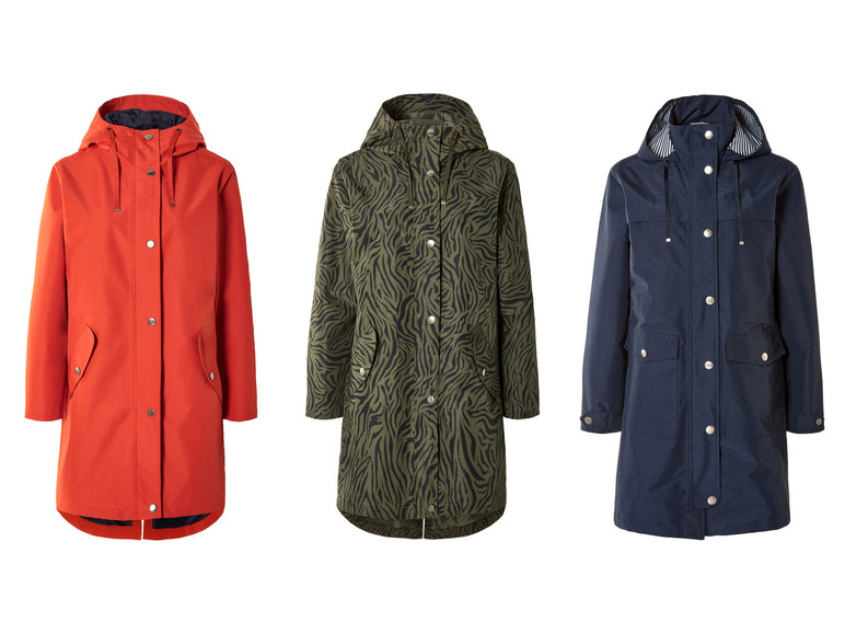 Trois imperméables : un rouge, un vert à imprimé zèbre et un bleu marine.