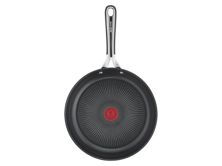 Une poêle Tefal noire avec une poignée argentée.