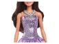 Barbiepop met bruin haar, een glimmende paarse jurk en een zilveren ketting.