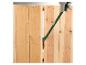 Une personne gantée de gris utilise un pied-de-biche vert Parkside pour séparer des planches de bois.