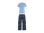 Lichtblauw T-shirt en donkere broek met bladpatroon.
