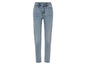 Un jean bleu pour femme.