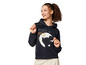 Een vrouw draagt een zwarte hoodie met een Mickey Mouse print.