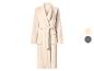 Peignoir en coton beige avec ceinture et poches, avec options de couleur beige et gris.