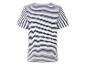 Een wit gestreept t-shirt met korte mouwen.