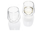 Deux verres à vin à double paroi, l'un rempli de vin blanc.