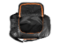 Un sac de sport noir ouvert avec des accents orange.