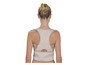Une femme porte un correcteur de posture beige.