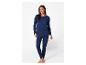 Femme en pyjama bleu foncé à manches longues et pantalon