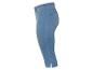 Lichtblauwe ¾ jeans.