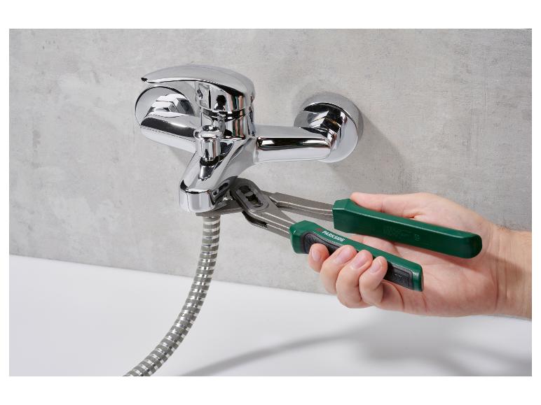 Une main utilisant une pince à eau Parkside pour réparer un robinet.