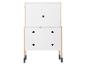 Een witte kast met houten poten en planken