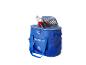 Sac isotherme bleu avec une bouteille de liquide rouge à l'intérieur, isolé sur blanc.