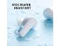 Écouteurs sans fil blancs avec des gouttelettes d'eau, présentant une résistance à l'eau IPX5.
