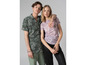 Een man en een vrouw in casual kleding met een groene shirt met print voor hem en een roze shirt met print voor haar.