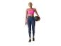Femme en brassière de sport rose et legging bleu marine tenant un medecine ball.