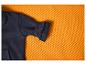 Donkerblauwe mouw van een sweatshirt op een oranje, getextureerde stof.