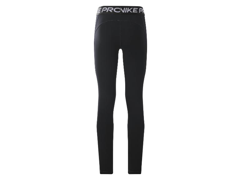Legging noir avec ceinture blanche.