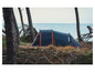 Een zwarte tent van Tambu op een strand