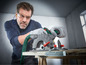 Un homme utilise une scie circulaire Parkside pour couper du bois.