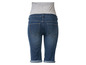 Pantalon capri en jean bleu foncé avec un haut gris dessous.