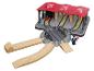 Houten speelgoedtreinset met locomotiefloods, draaischijf en conducteurfiguur.