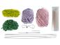 Kit de crochet avec pelotes de laine colorées, aiguilles et rembourrage.