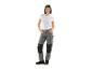 Vrouw in wit T-shirt en grijze werkbroek.