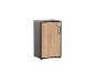 Smalle hoge kast met licht houten deur en donkergrijze structuur.