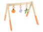 Houten babygym met hangende pluchen speeltjes: pompoen, bloem en dinosaurus.
