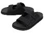 Zwarte sandalen met twee bandjes en gespen, liggend op een witte achtergrond.