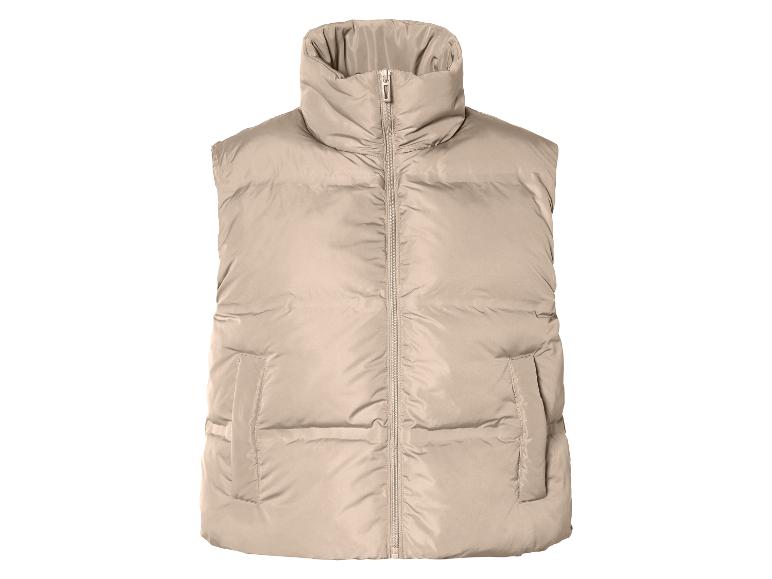 Un gilet beige rembourré avec fermeture éclair.