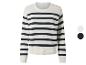 Pull rayé en maille blanc et bleu marine avec des boutons sur l'épaule.