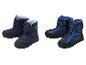 Deux paires de bottes d'hiver pour enfants, une bleu foncé et une camouflage bleu.