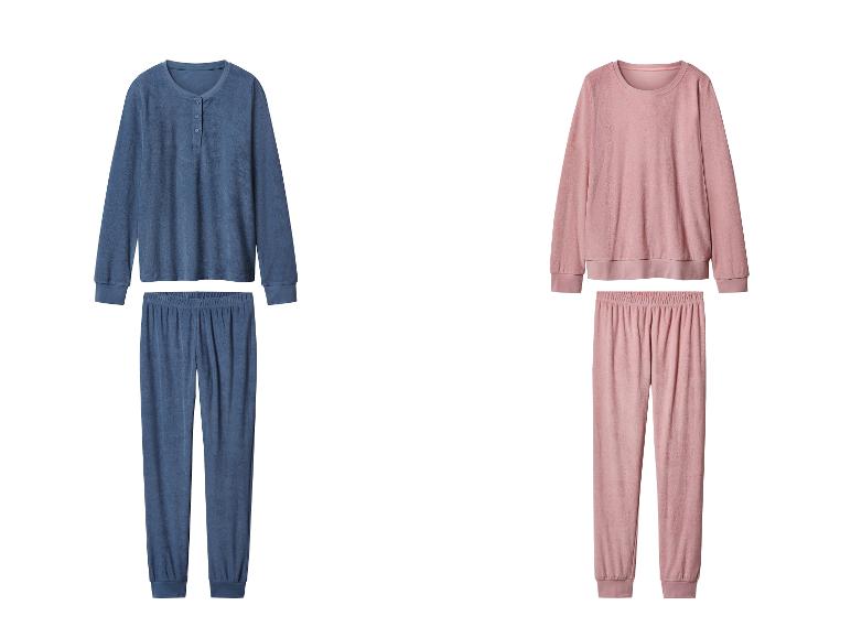 Twee pluchen pyjamasets, één blauw en één roze.